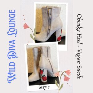 Wild Diva Lounge Women Chunky Heeled Booties Roses Grey Vegan Suede Size 5